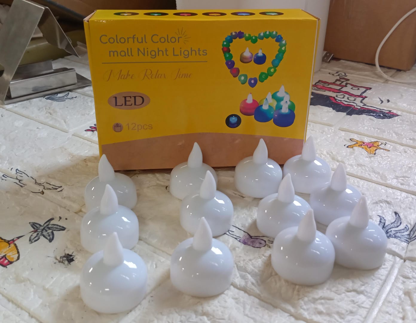 Set of battery-operated floating candles Set of battery-operated floating candles